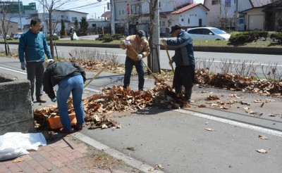 帯広競馬場春の清掃作業